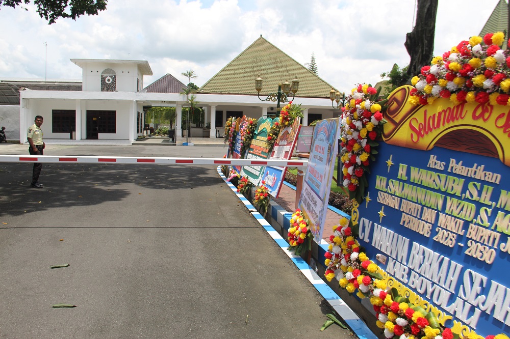 Pendopo Kabupaten Jombang dipenuhi karangan bunga ucapan Warsubi &ndash; Salmanudin sebagai Bupati-wakil Bupati Jombang, Jumat (21/2).
