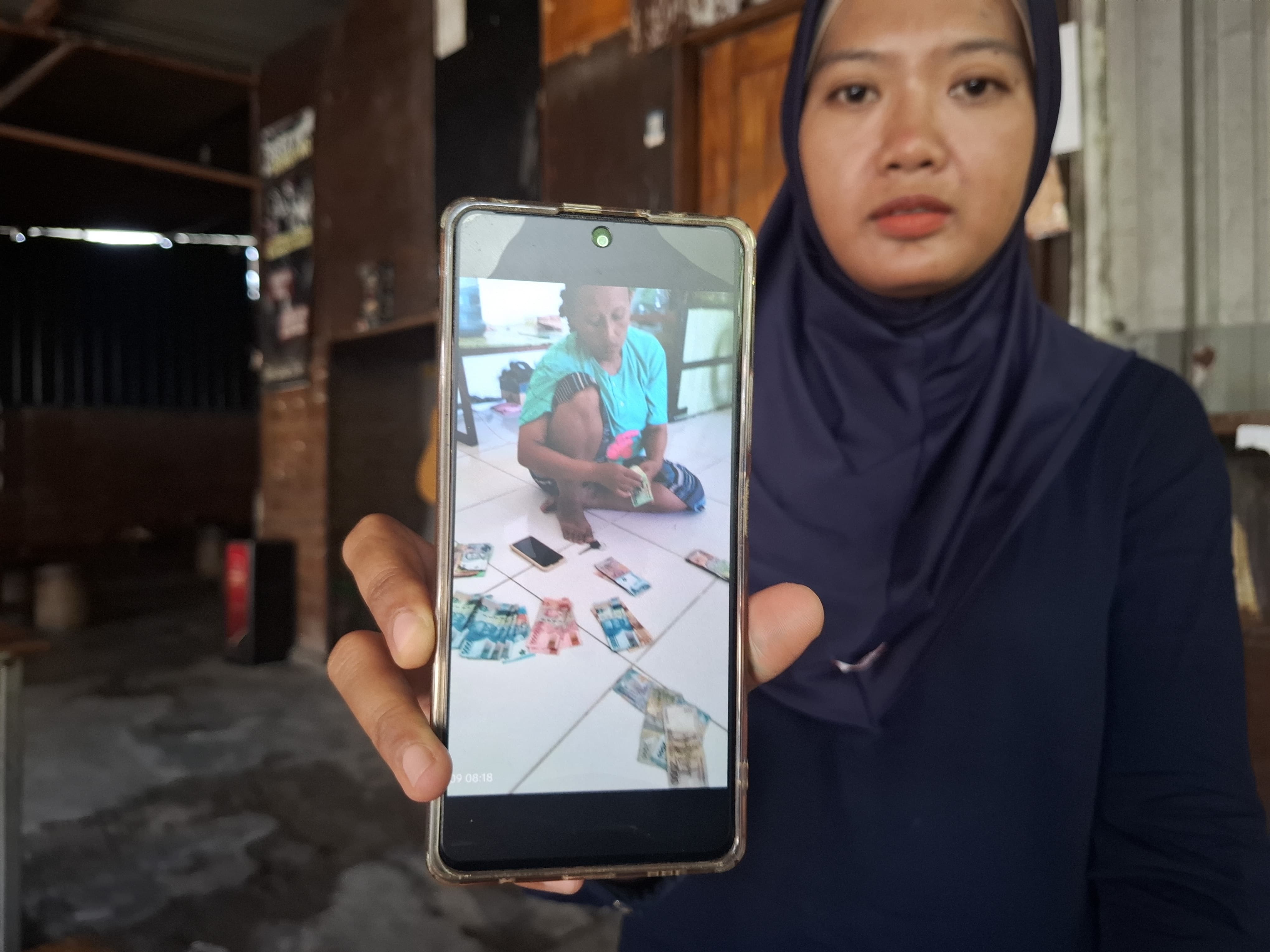 Korban penipuan menunjukkan wajah pelaku penipuan arisan lebaran yang kini kabur membawa uang miliknya