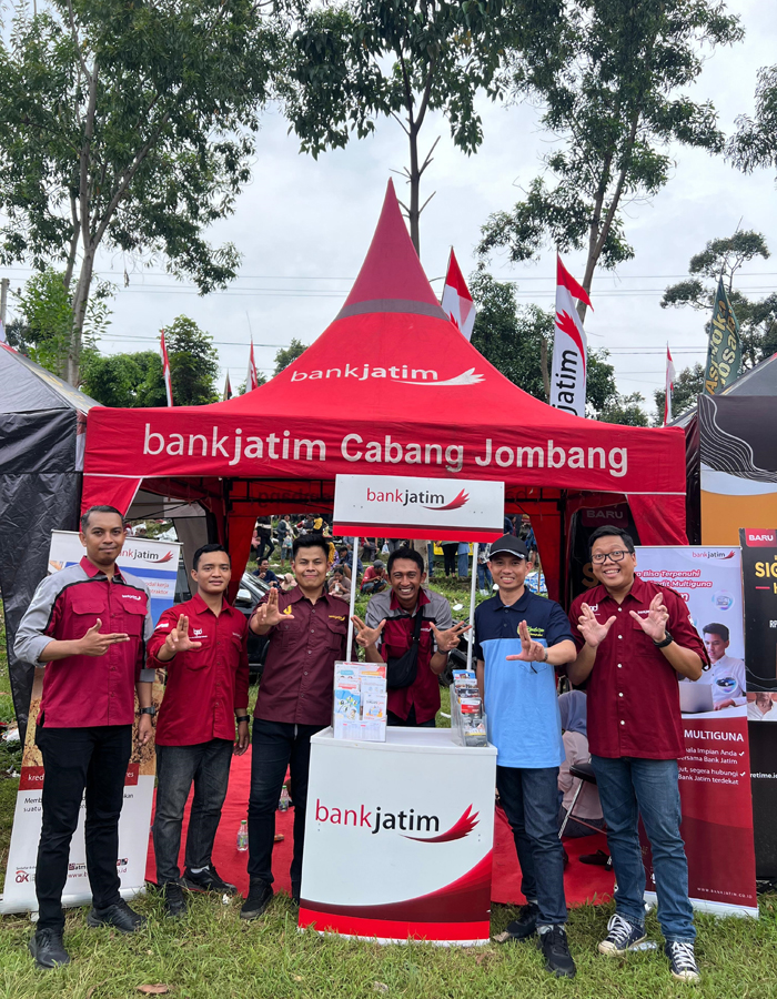 Pemimpin Cabang Bank Jatim Jombang Hanif Julhamsyah foto bersama tim Bank Jatim Jombang, Minggu (23/2).