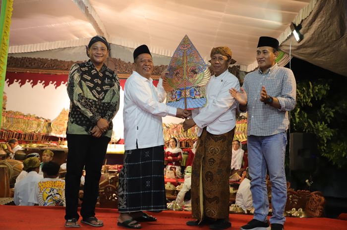 : Kepala Desa Tanggalrejo Dimas Wahyu Ramadhana menyerahkan gunungan wayang kepada Wabup Salmanudin Yazid, Sabtu (23/2).
