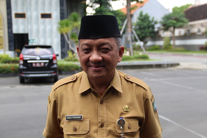 BERI PENJELASAN: Sekdakab Jombang Agus Purnomo memberikan keterangan kepada wartawan, kemarin (24/2).
