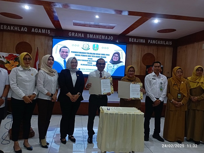 3.	SINERGI: Kajari Jombang Nul Albar SH MH bersama Plt Kepala Cabdindik Jombang Evi Dwi Widajanti MM Menunjukkan naskah kerjasama.