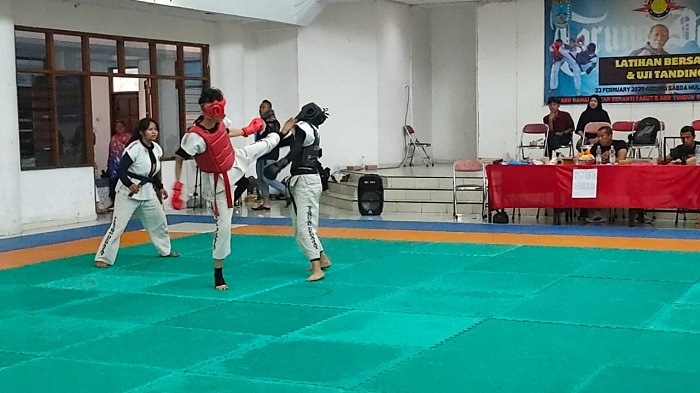 TANGGUH: Atlet tarung derajat Jombang, Khansa Putri Khalisha (merah) saat mengikuti uji tanding di Salatiga, (22/2).