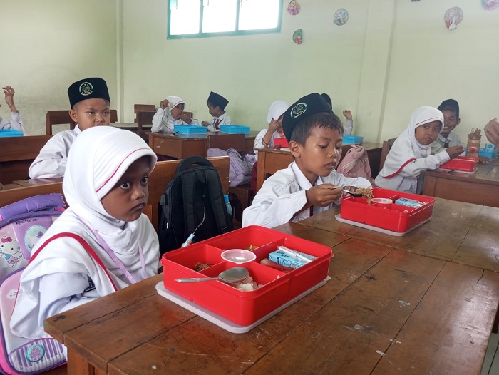 MULAI BERTAHAP: Siswa SDI Al-Madinah Tambakberas Jombang mulai mendapat makan bergizi gratis, kemarin (24/2).