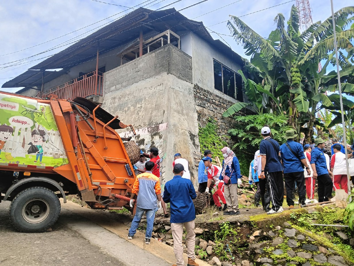 Kepala Desa Wonosalam Samuki bersama jajaran DLH Jombang dan siswa dari SMPN 1 Wonosalam membersihkan sampah liar di belakang Pasar Wonosalam, Selasa (25/2).