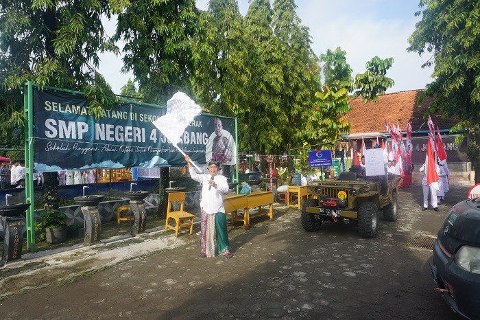 Kepala SMPN 4 Jombang, Slamet Agus Tri Prastyo SPd, membuka pawai Gerebek Apem mengelilingi sekitar sekolah