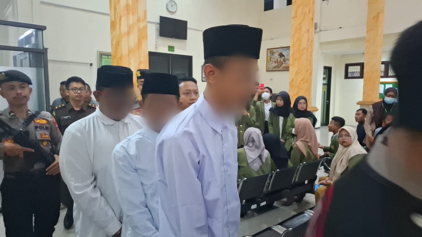 Tiga terdakwa anak kasus pembunuhan di hutan kabuh saat digiring menuju ruang sidang PN Jombang