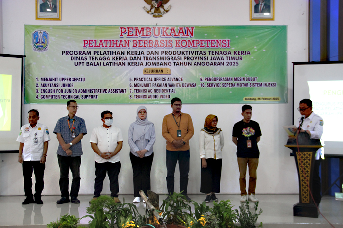 Kepala Dinas Tenaga Kerja dan Transmigrasi Provinsi Jawa Timur, Sigit Priyanto ST MM, saat mengukuhkan anggota FKLPID.