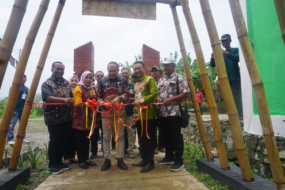 Kepala Desa Mojotrisno Nanang Sugiarto mendampingi para tamu undangan saat pembukaan Wisata Edukasi Taman Dolanan di Dusun Subontoro