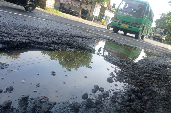 Kondisi Jalur Provinsi Ploso-Babat di Desa Sukodadi, Kabuh yang kondisinya rusak