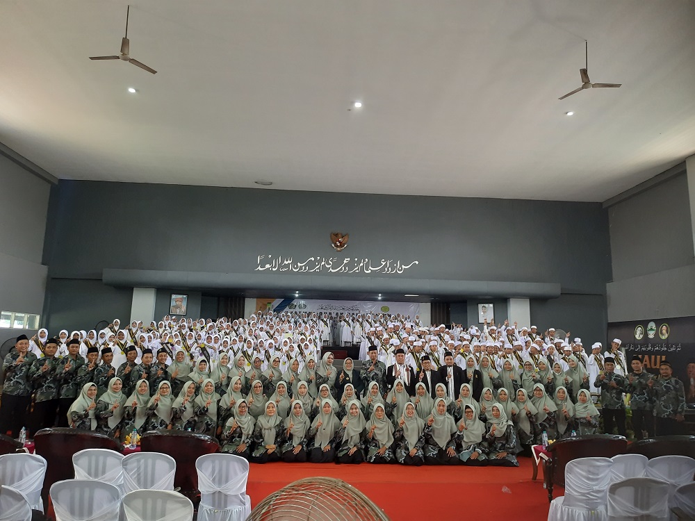 Kepala MIN 1 Jombang, Luluk Wahyuningsih MPd, bersama guru dan tim dari Ummi Foundation.