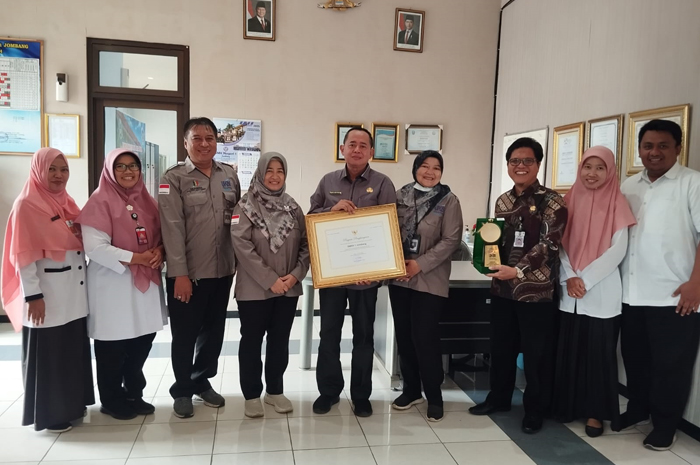 Kepala SMKN 1 Jombang, Abdul Muntolib, didampingi tim manajemen SMKN 1 Jombang dan tim dari Balai Bahasa Provinsi Jawa Timur menerima piagam penghargaan dari Kementerian Pendidikan Dasar dan Menengah