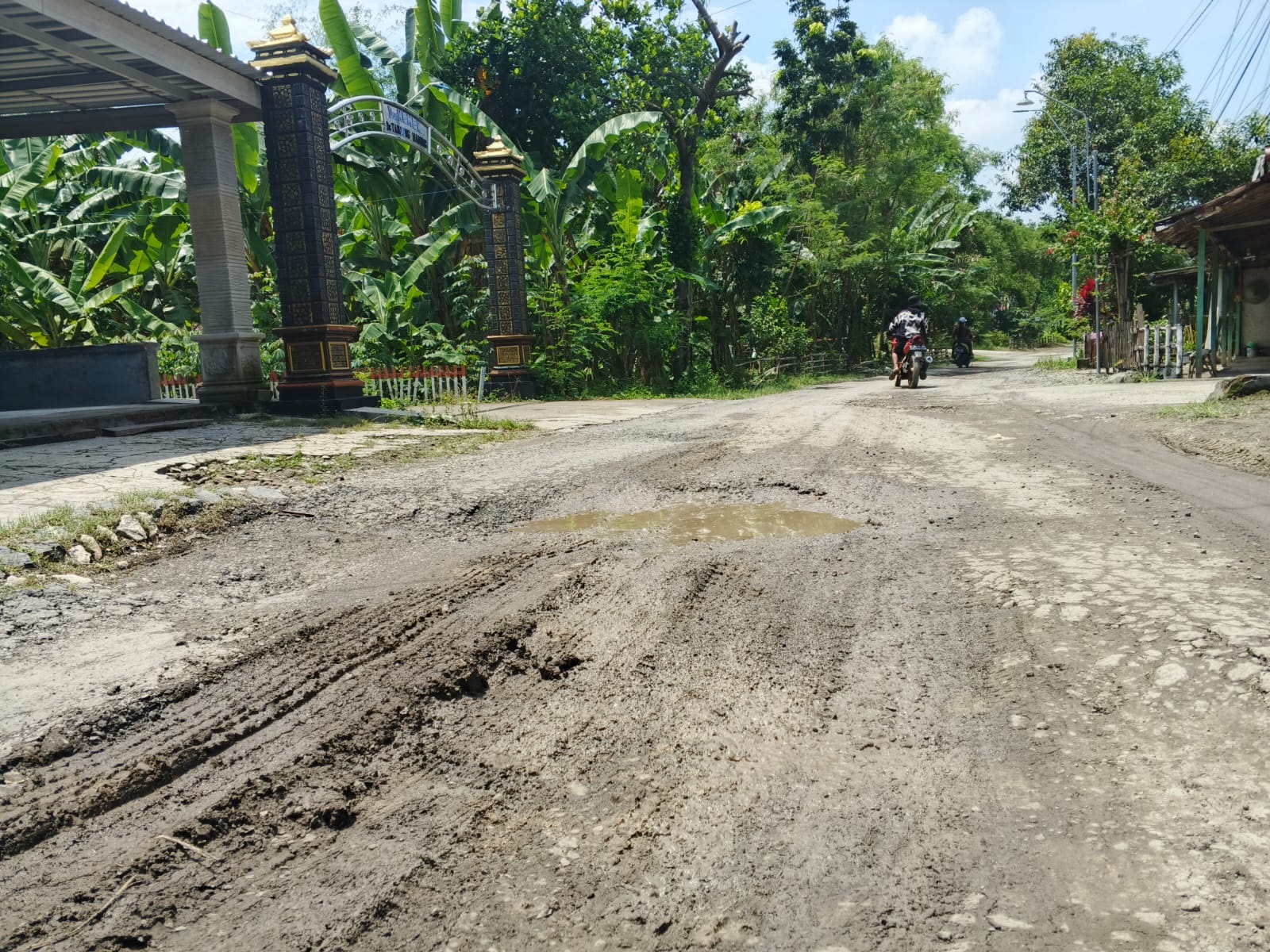 Kondisi jalan kabupaten ruas Tanjungwadung - Bawangan Jombang yang rusak berat dan belum diperbaiki