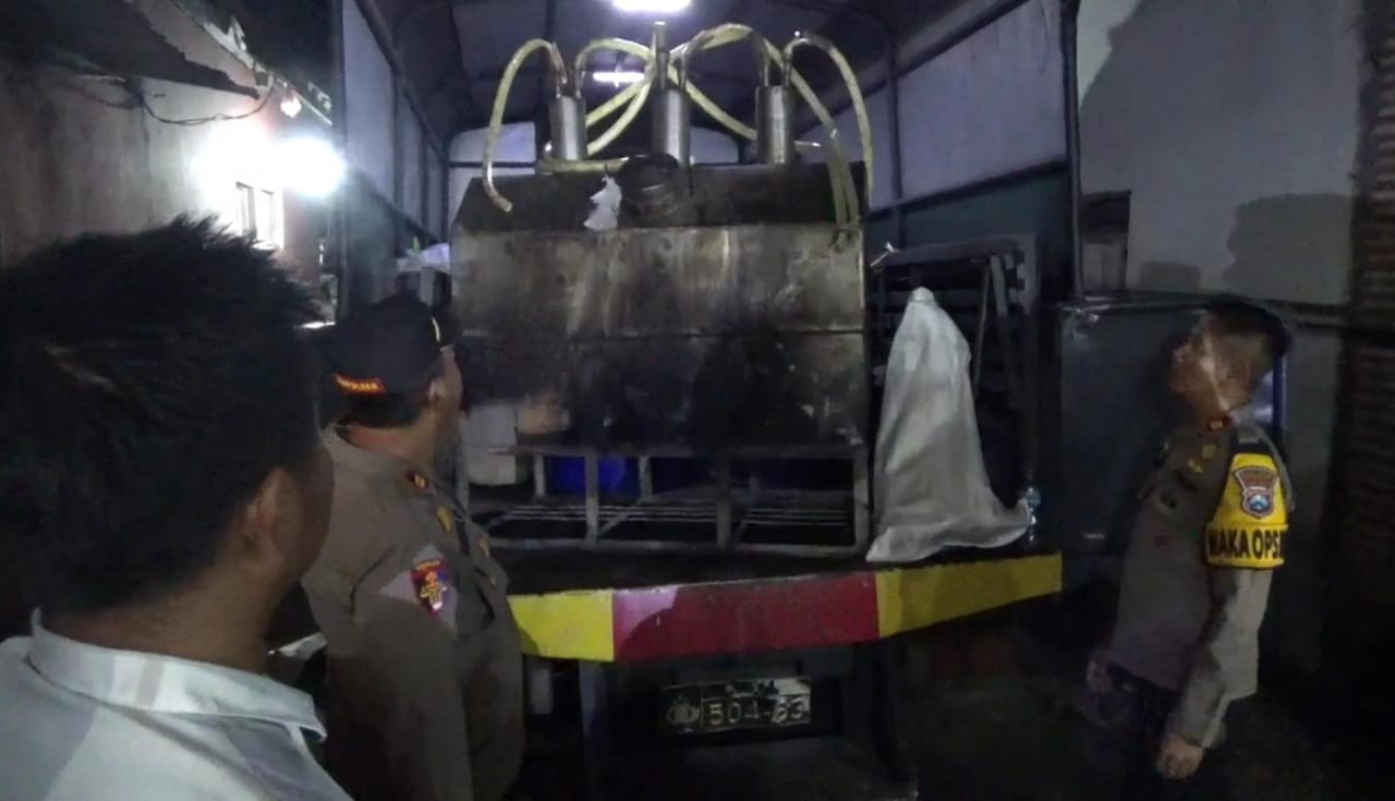Polisi menyita alat penyulingan yang digunakan pelaku memproduksi arak putih di rumahnya di Jombok, Ngoro, Jombang