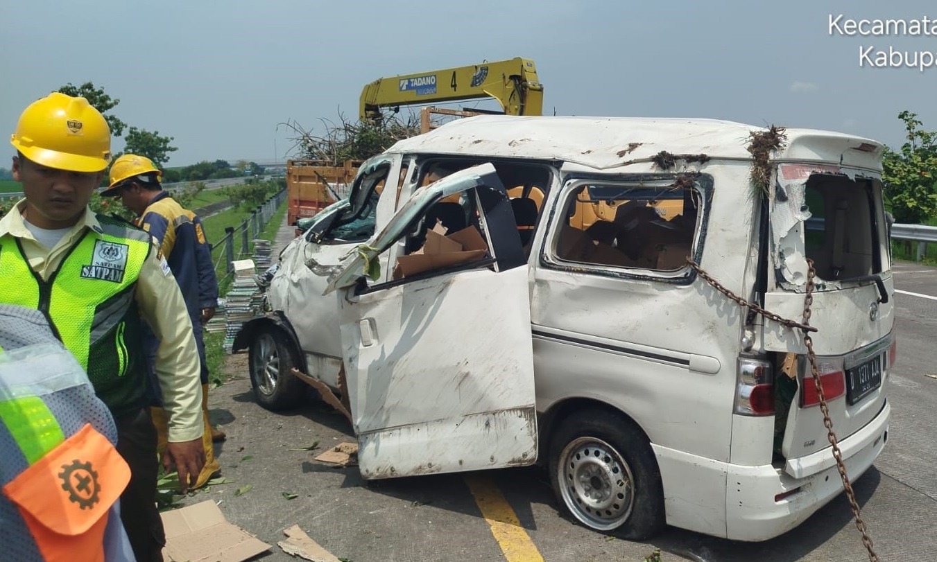 Kondisi blindvan muatan Alquran yang ringsek usai mengalami kecelakaan di Tol Jombang Mojokerto (28/2)