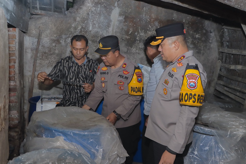 Kapolres Jombang bersama jajarannya saat menggerebek sebuah tempat produksi miras jenis arak putih di Desa Jombok, Ngoro, Jombang