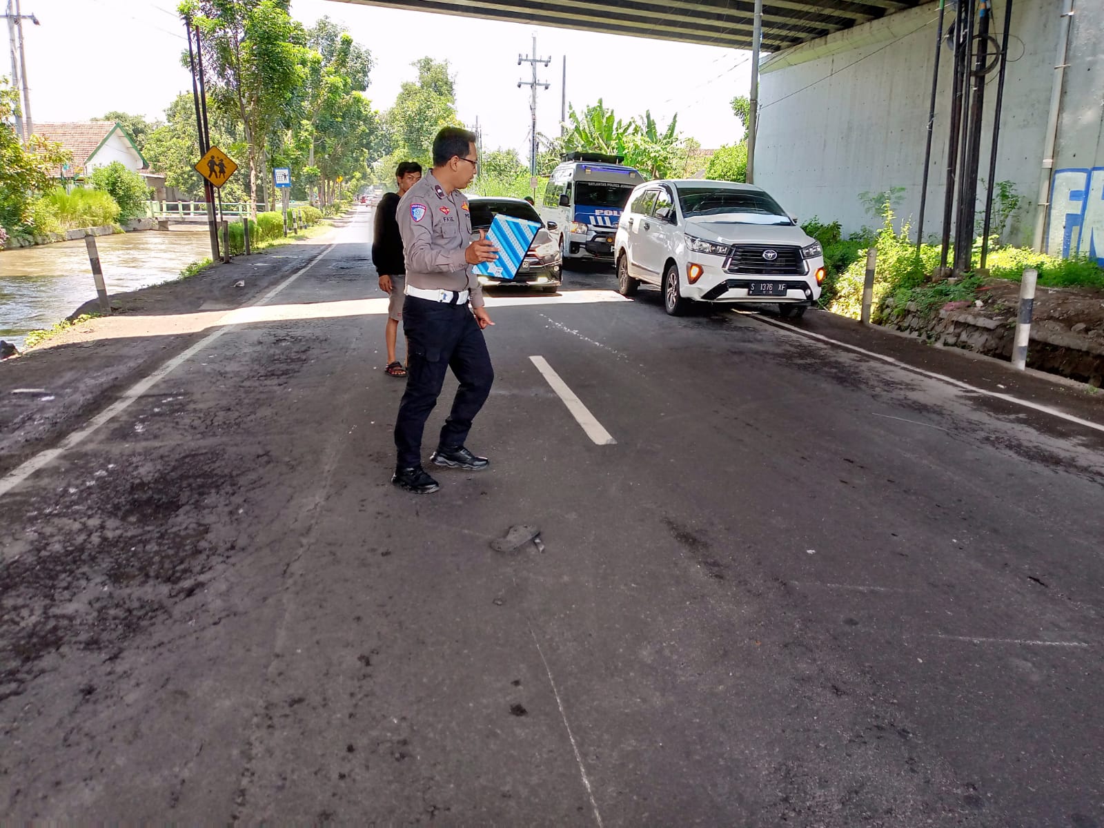 Polisi saat melakukan olah kejadian perkara tabrakan beruntun di bawah Flyover Tol Jombang di Pesantren, Tembelang