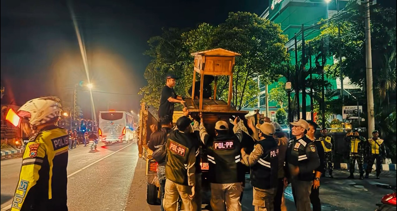 Petugas gabungan dari Satpol PP dan Polres Jombang melakukan penindakan pada pedagang angkringan di Jalur T Jombang