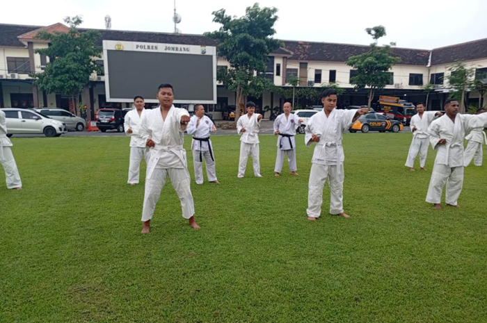 Karateka saat berlatih di Mapolres Jombang tiap Rabu dan Jumat sore.