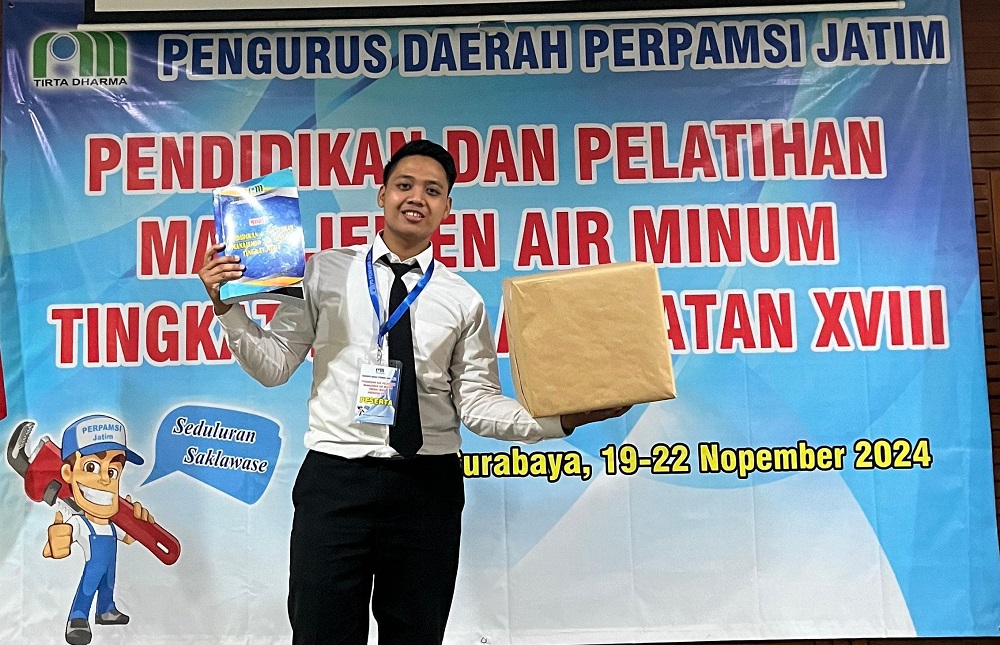 Staf Administrasi dan Personalia Perumdam Tirta Kencana Jombang, Andy Pratama, meraih juara 1 Diklat Manajemen Air Minum Tingkat Muda se-Jatim 2024.