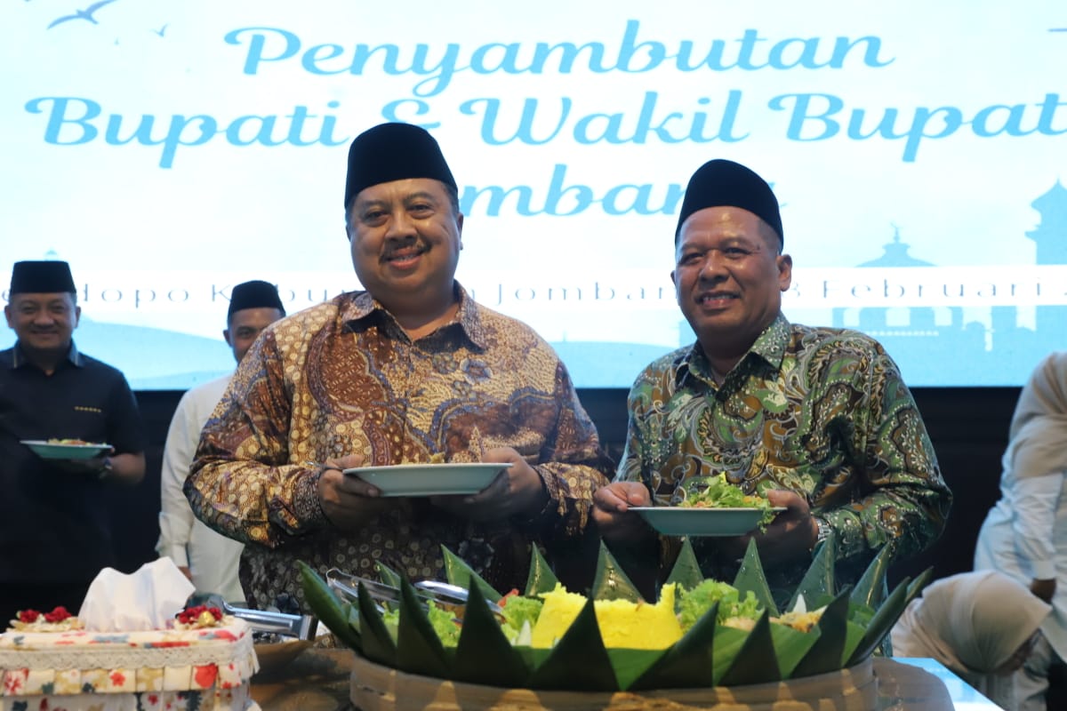Bupati-Wabup Jombang Warsubi-Salman disambut seluruh pejabat di Pendopo Kabupaten usai pulang dari retet