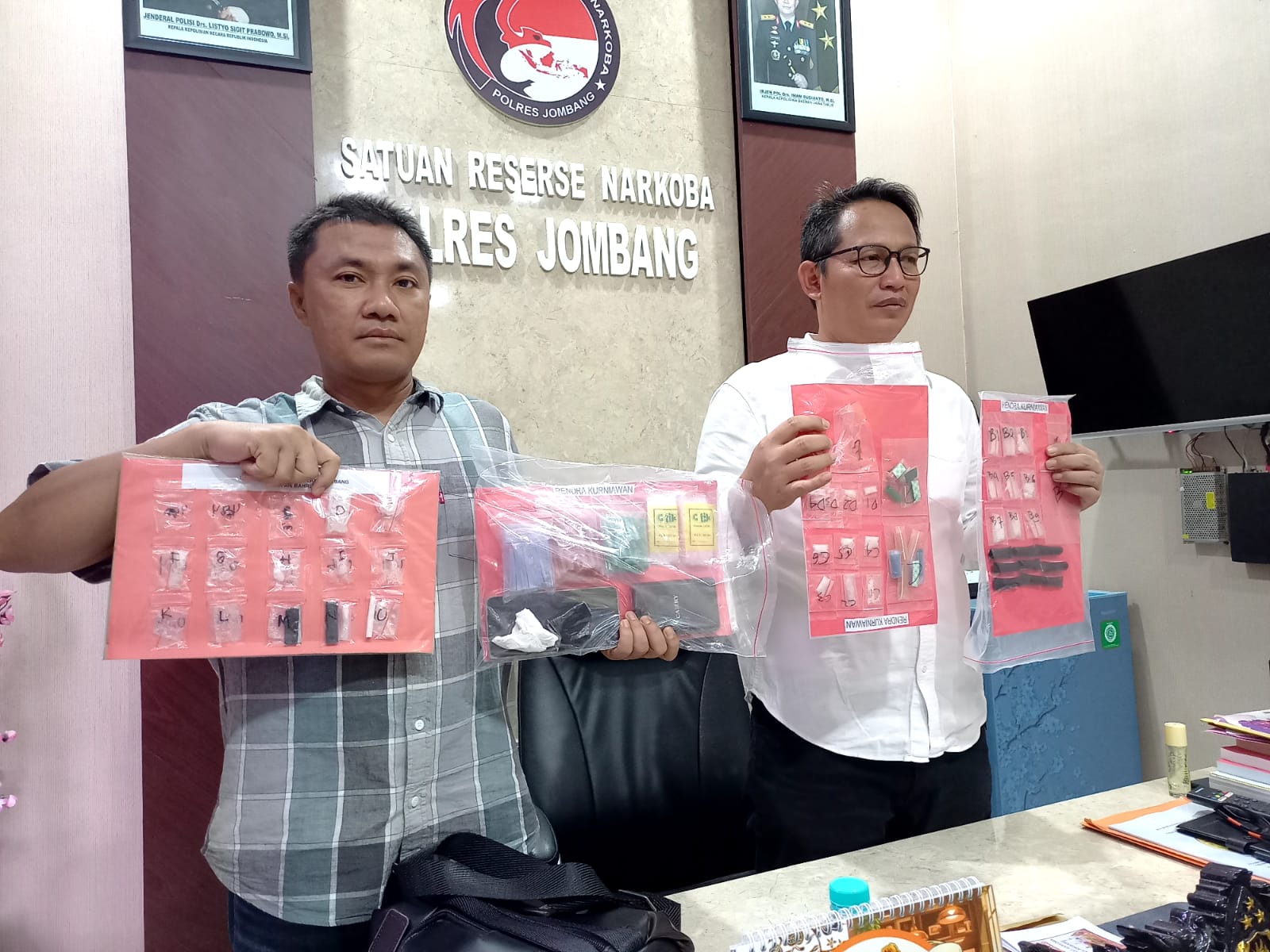 Polisi menunjukkan barangbukti narkoba sabu yang disita dari pengedar asal Desa Mojongapit, Jombang