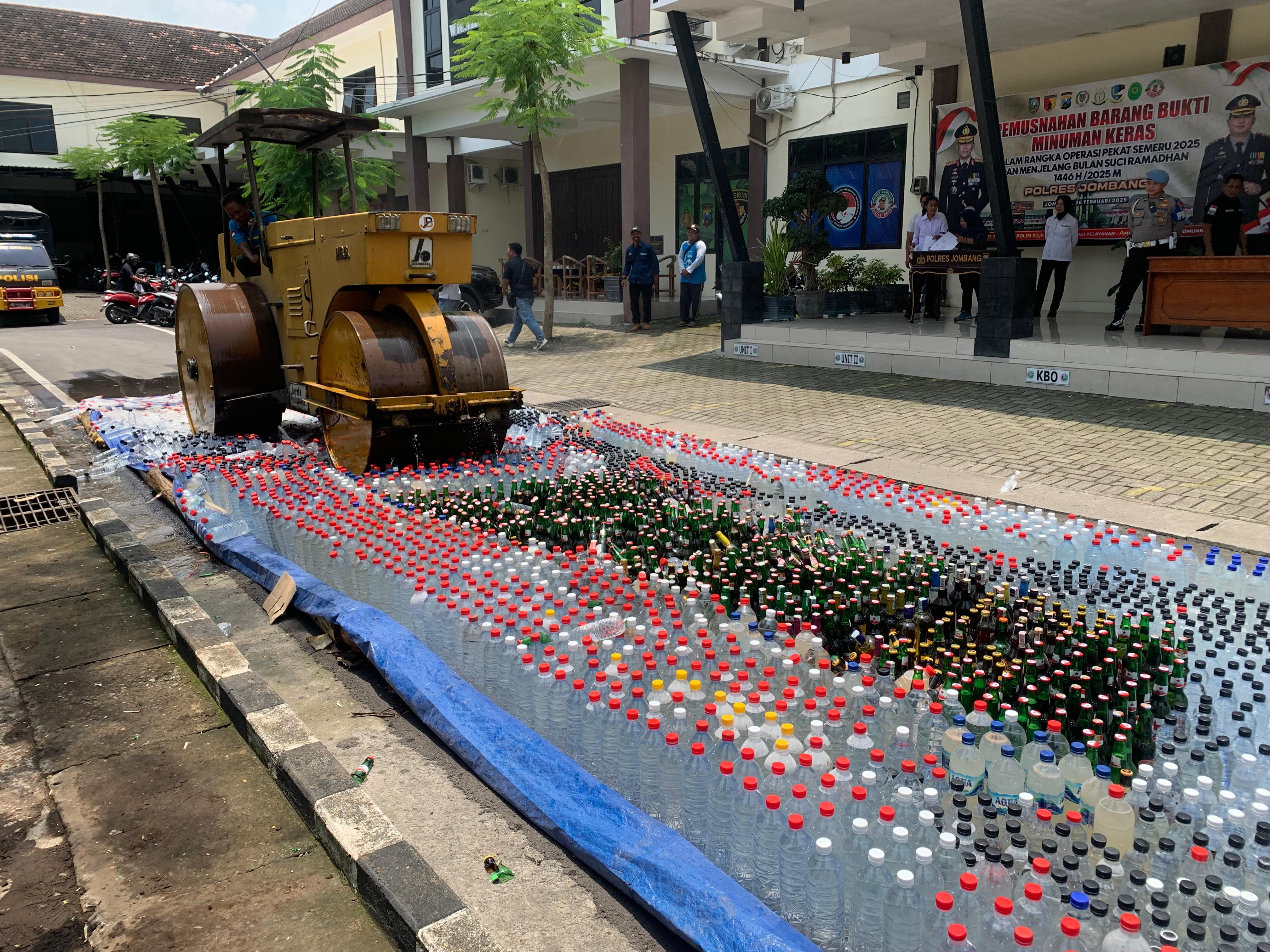 Polres Jombang saat melakukan pemusnahan ribuan botol miras ilegal hasil operasi