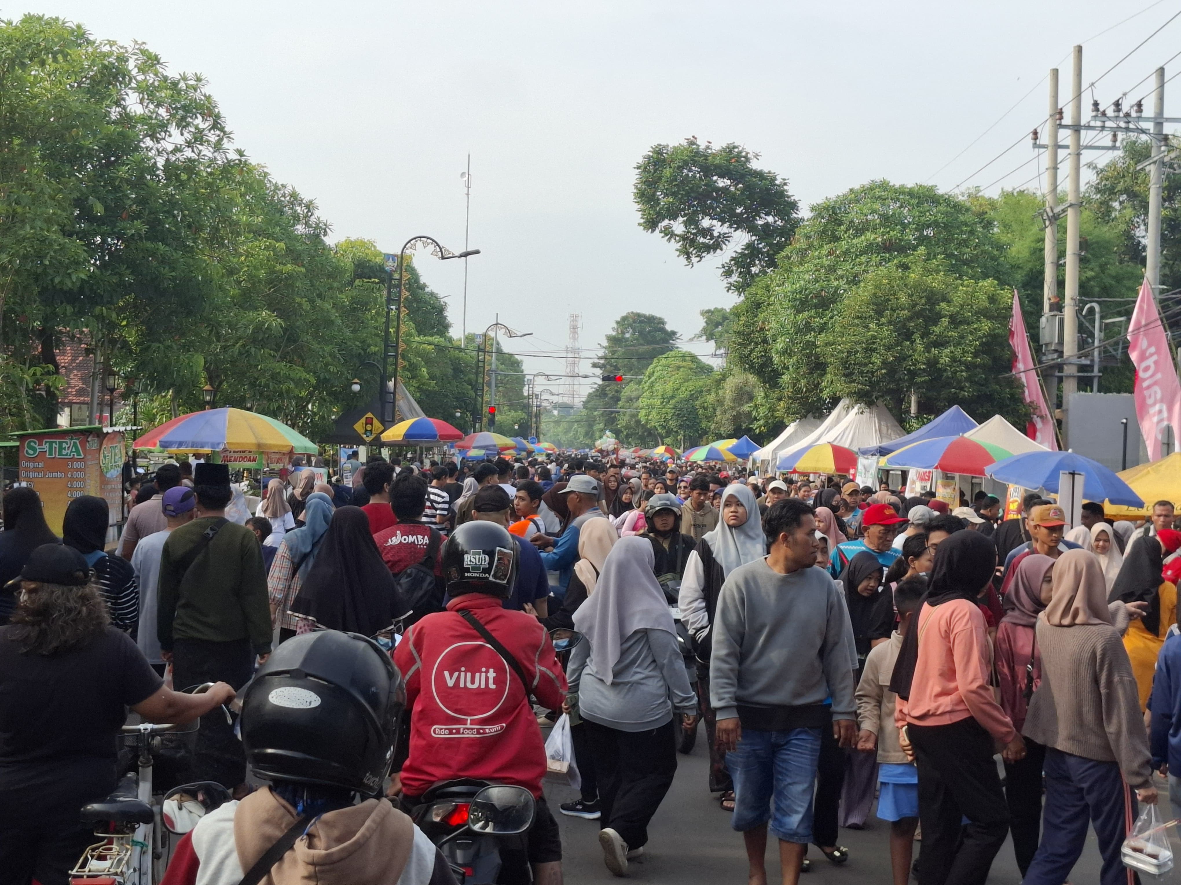 Suasana car free day yang biasanya digelar di Minggu pagi di sepanjang Jl KH Wahid Hasyim Jombang