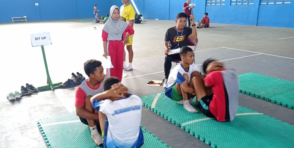 Atlet yang bakal ikut Porprov 2025 menjalani test fisik di Lapangan Tenis Indoor, Jumat (21/2)