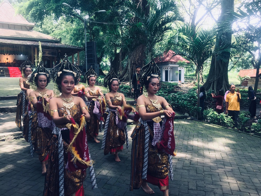 Tradisi kumkum sinden di Sendang Made Desa Made, Kecamatan Kudu, yang masih dilestarikan.
