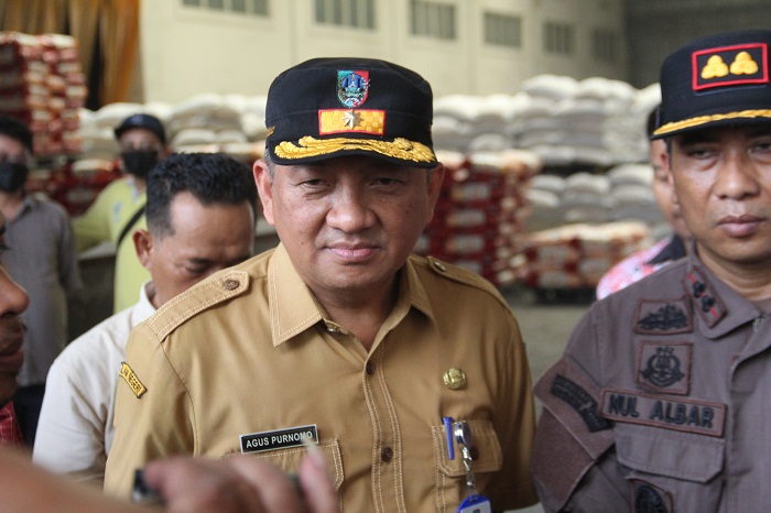 BERI PENJELASAN: Sekdakab Jombang Agus Purnomo saat memberikan penjelasan kepada Jawa Pos Radar Jombang kemarin (3/3).