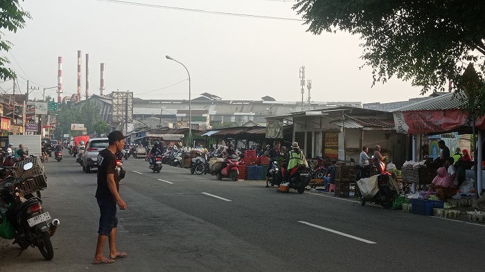 SEMRAWUT: Kondisi Pasar Cukir yang tumpah di jalan provinsi di Desa Cukir, Kecamatan Diwek.