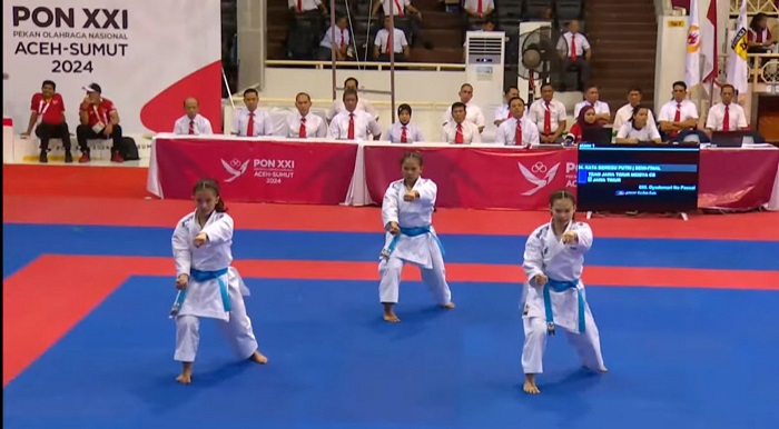 KOMPAK: Tiga karateka Jombang saat tampil mewakili Jatim di PON Aceh 2024. Dari kiri,  Indira Maureen Rheifa Wibowo, Zaqiya Aulia Rahmadini dan Meisya Putri Nuraini.