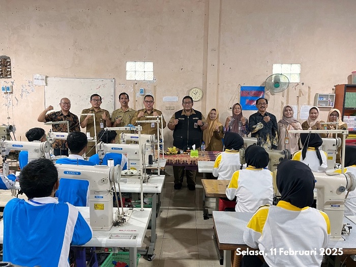 SUKSES: Kegiatan pelatihan kerja kejuruan jahit yang digelar Dinas Tenaga Kerja Kabupaten Jombang 3-25 Februari.