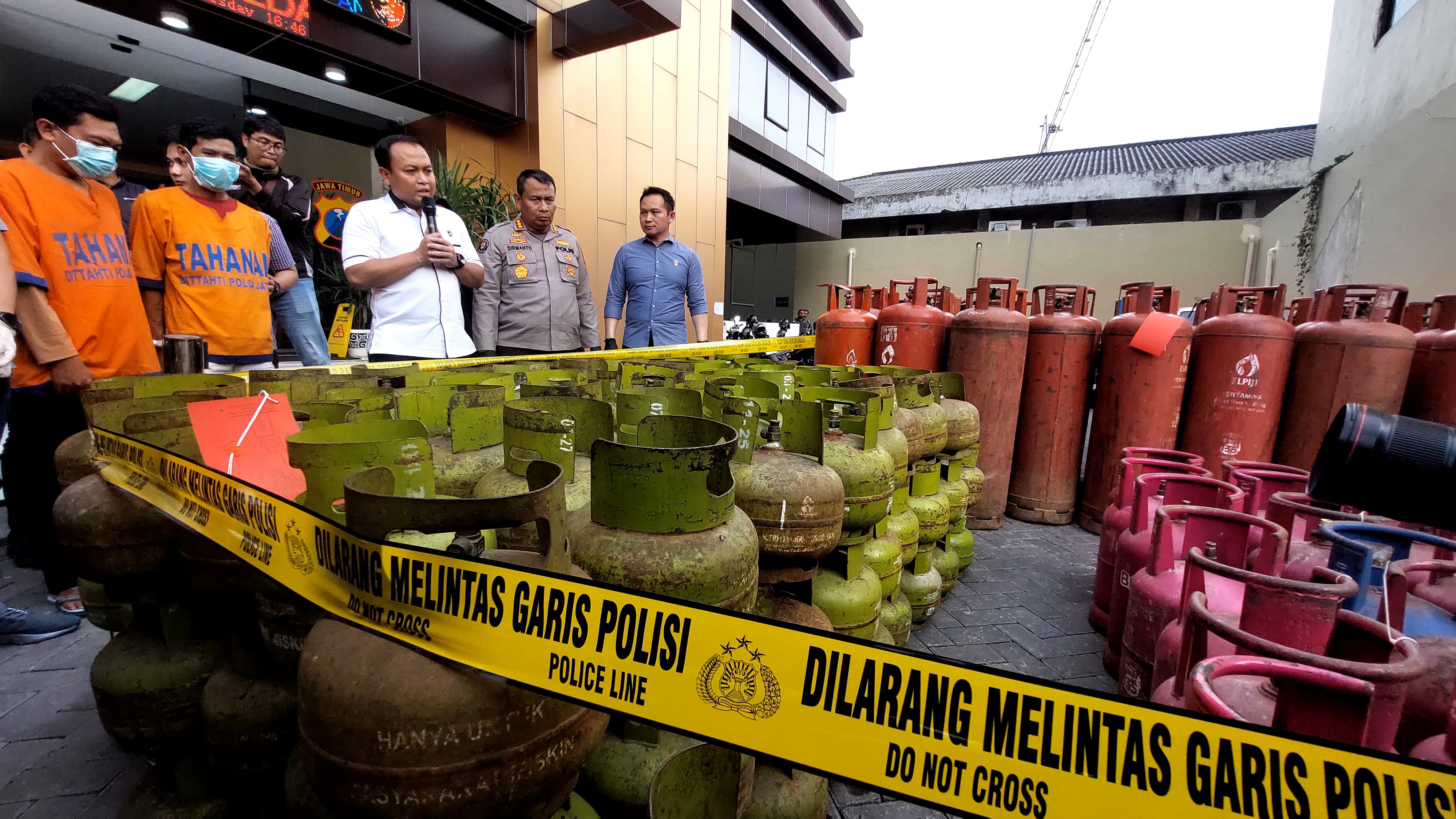 Para tersangka dan barangbukti elpiji yang disita oleh polisi
