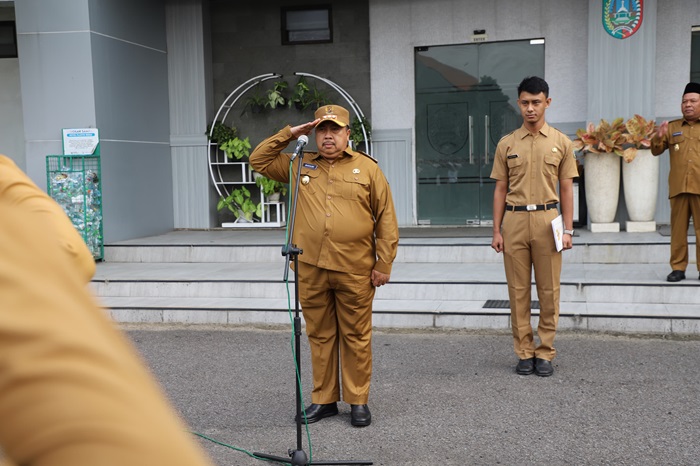 TELADAN: Bupati Jombang Warsubi saat memimpin apel kerja ASN di Kantor Pemkab Jombang, Selasa (4/3).