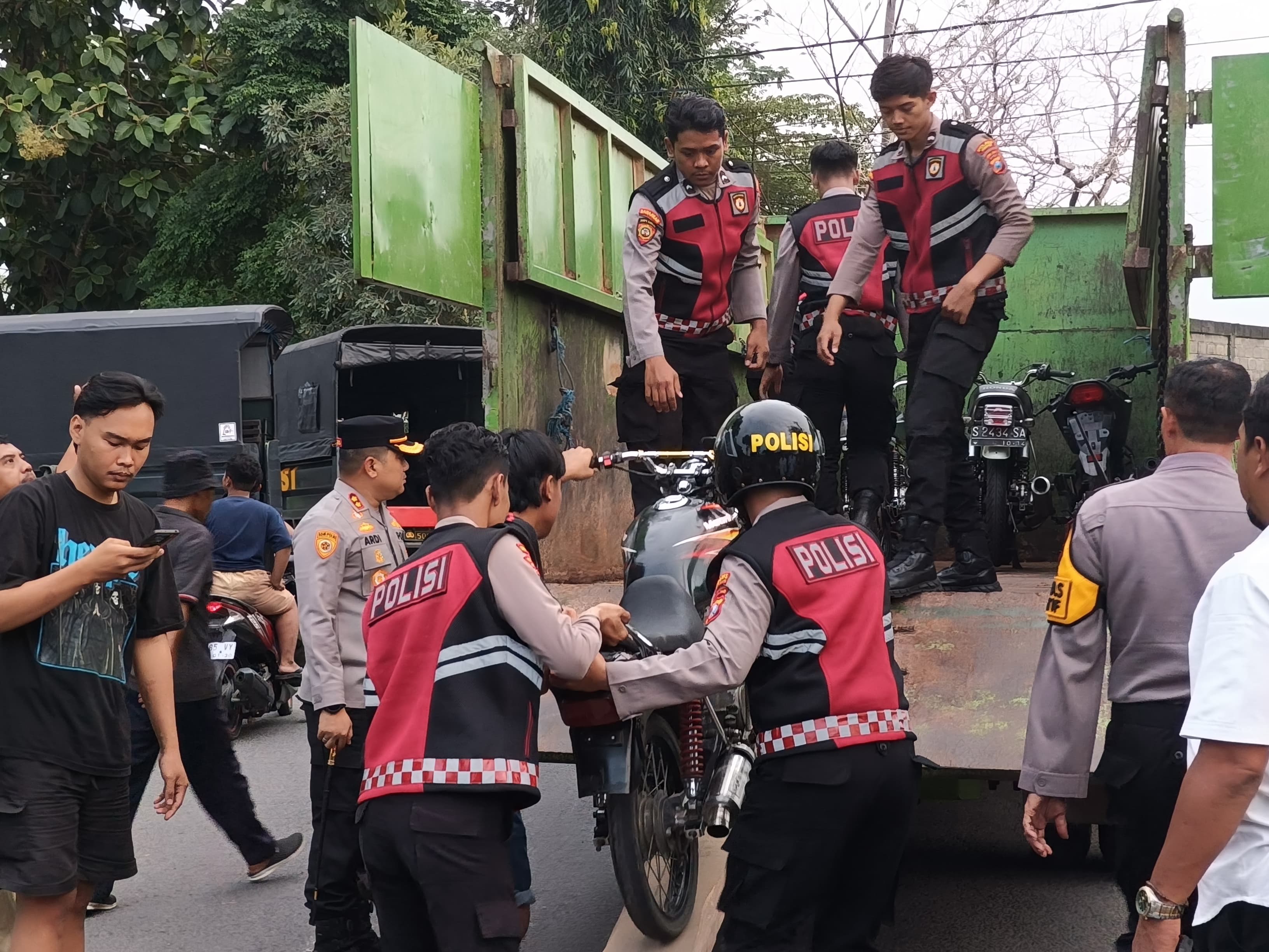 Polisi mengangkut sejumah motor yang diringkus akibat balap liar di Jombang