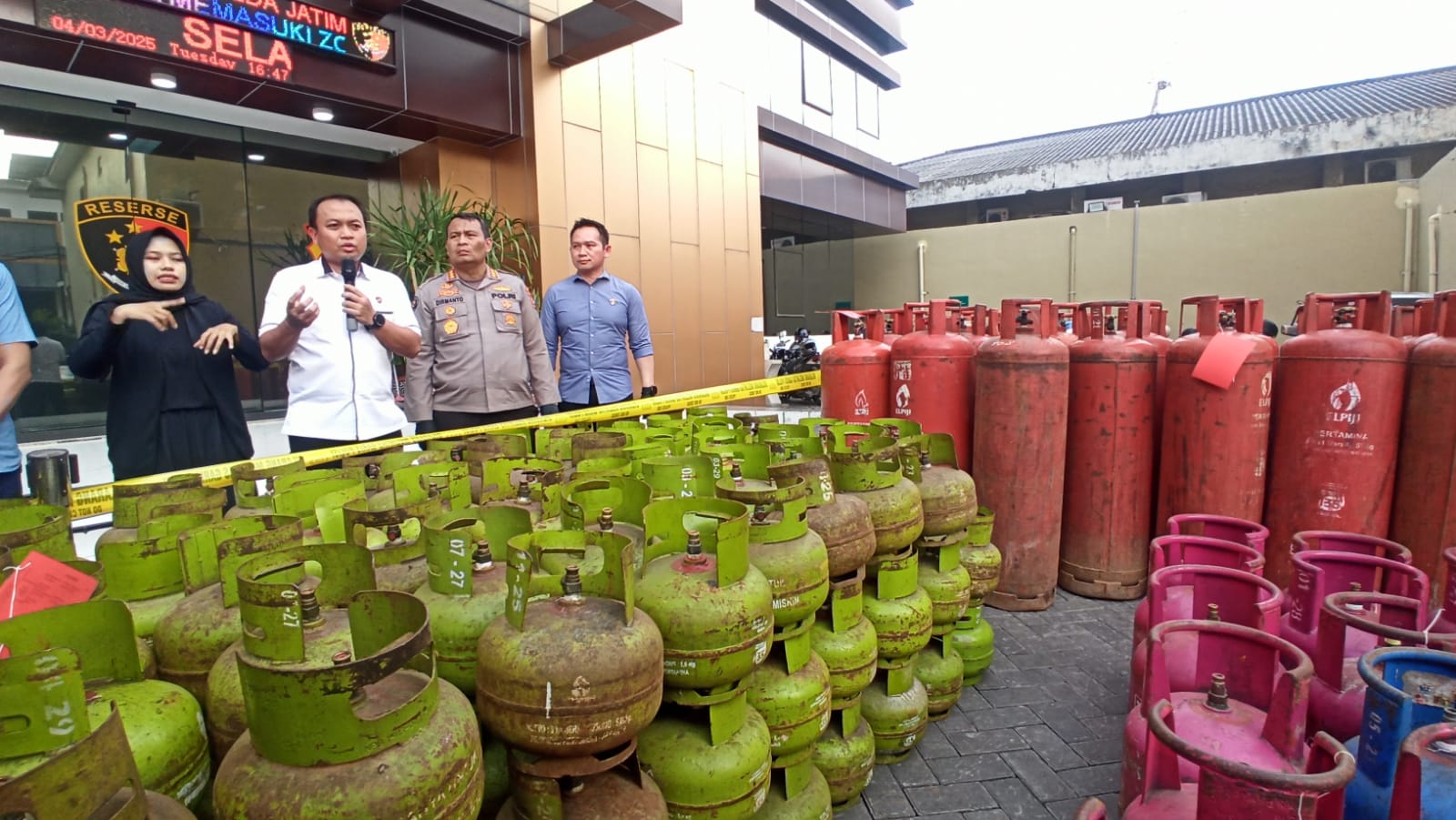 Polisi menunjukkan barangbukti tabung elpiji yang disita dari gudang pengoplosan di Perak, Jombang