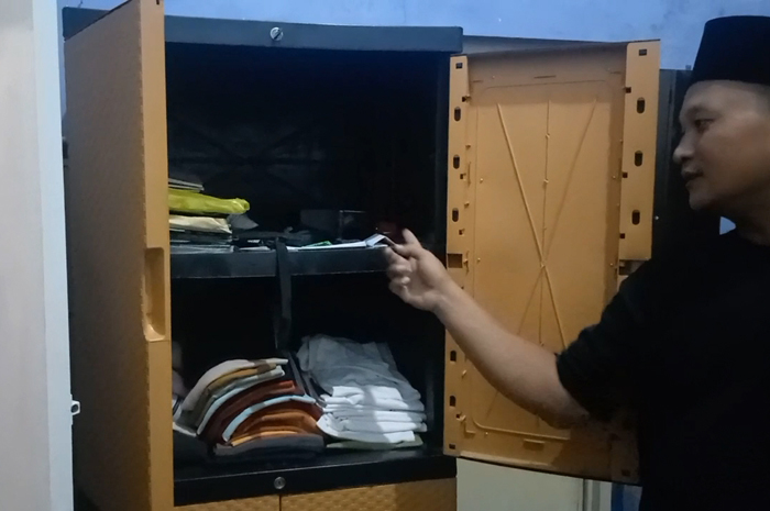 Korban menunjukkan salah satu lemari yang diobok-obok maling yang membobol rumahnya