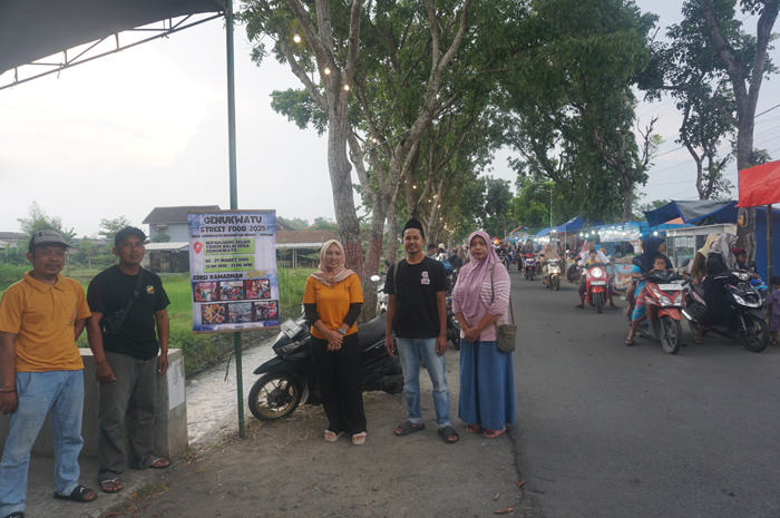 Kepala Desa Genukwatu Nana Febrianti didampingi jajaran pengurus BUMDes Muda Karya di lokasi Genukwatu Street Food.