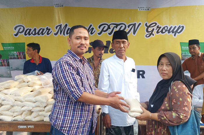 GM PG Tjoekir Abdul Aziz Purmali (kemeja kotak-kotak) dalam gerakan pangan murah di Desa Cukir, Kecamatan Diwek, Rabu (5/3).