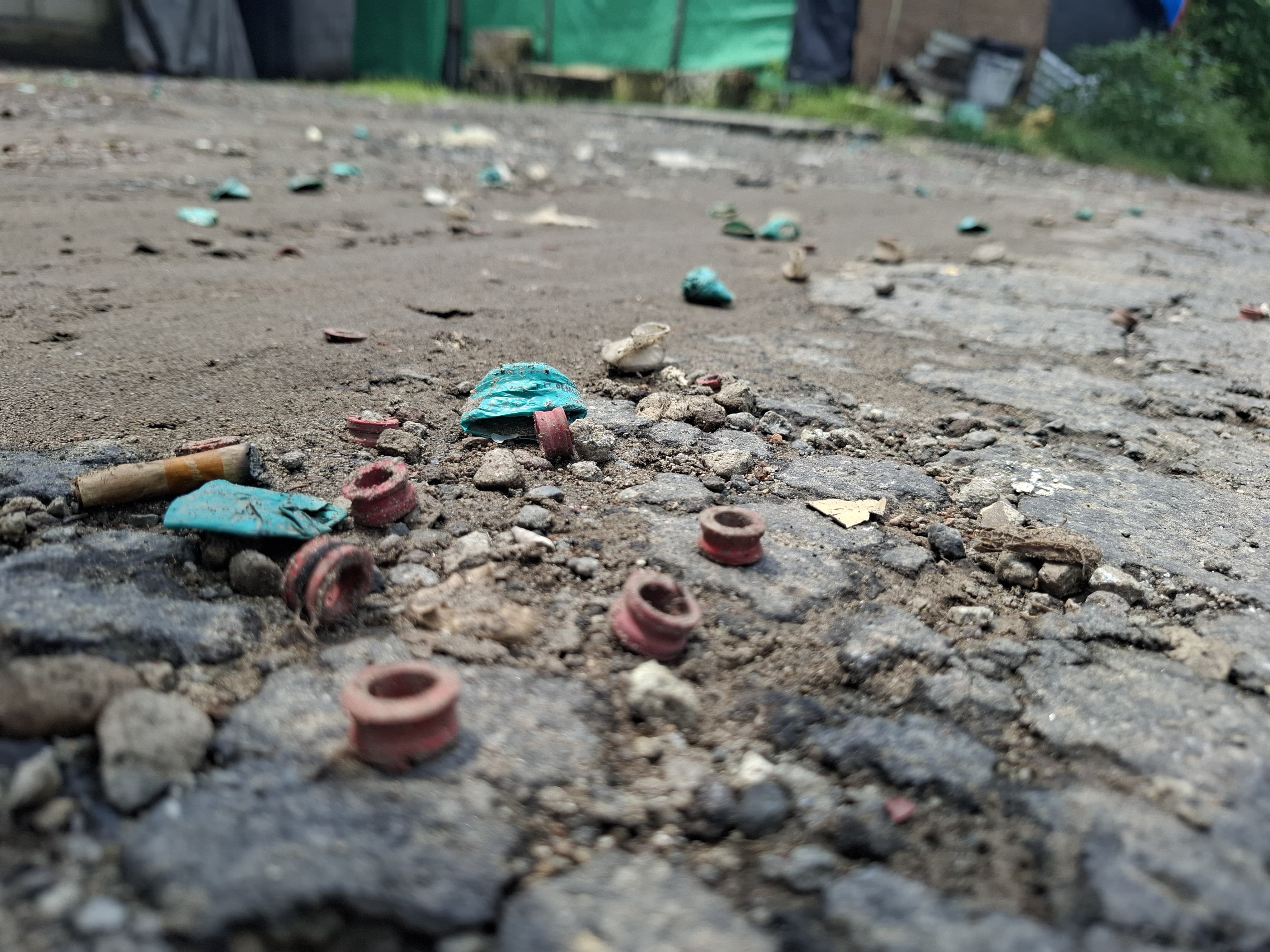 Segel tabung elpiji bersubsidi hingga knop karet bertebaran di depan gudang pengoplosan elpiji ilegal di Jombang yang digerebek Polda Jatim