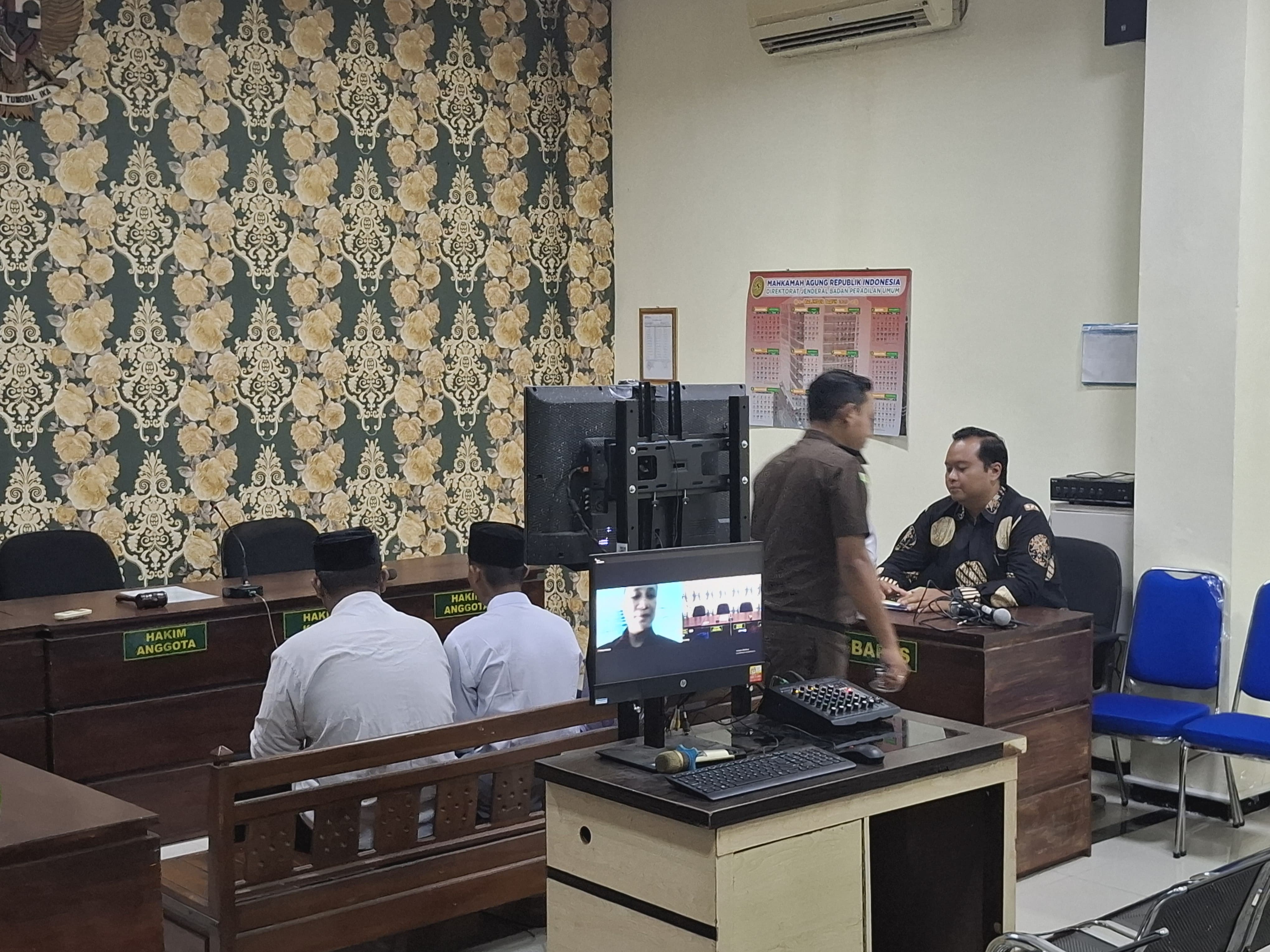 Tiga remaja pelaku pembunuhan di hutan kabuh saat menjalani sidang tuntutan di PN Jombang Kamis (6/3)