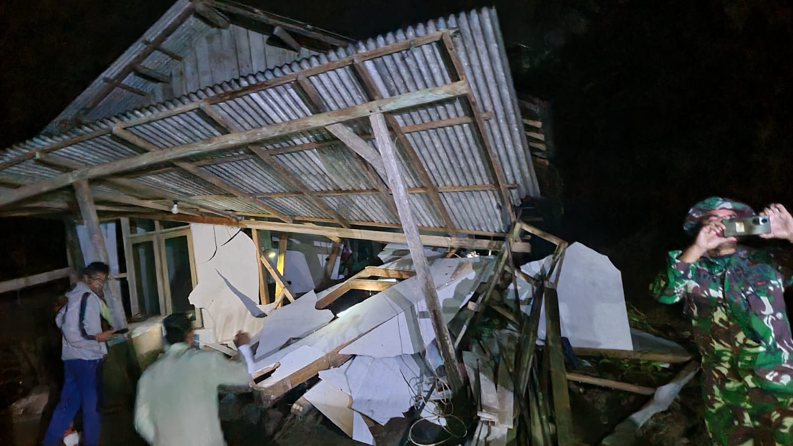 Kondisi rumah warga Desa Carangwulung Wonosalam Jombang yang diterjang longsor