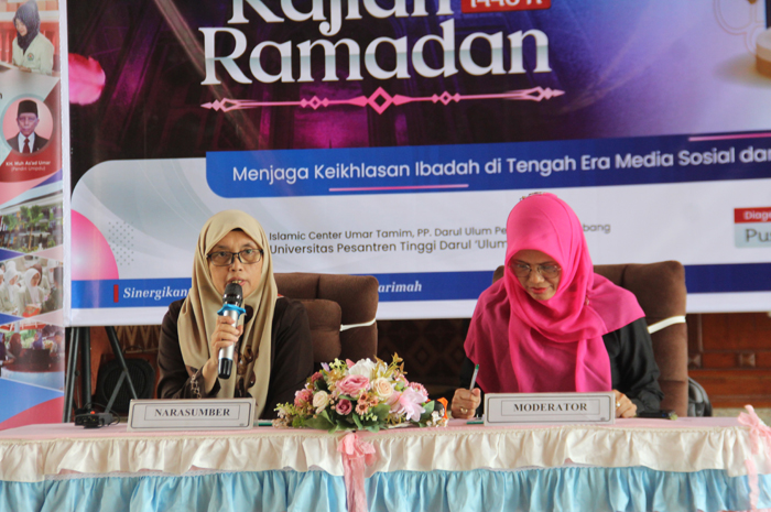 Wakil Rektor Unipdu Jombang Bidang Keuangan, SDM dan Umum, Hj Uswatun Qoyyimah SS M Ed PhD, saat menyampaikan kajian di Islamic Center Unipdu, Kamis (6/3).