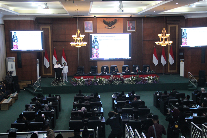 Ketua DPRD Jombang Hadi Atmaji saat memimpin paripurna penyampaian visi misi Bupati dan Wakil Bupati Jombang 2025-2030, Rabu (5/3) malam.