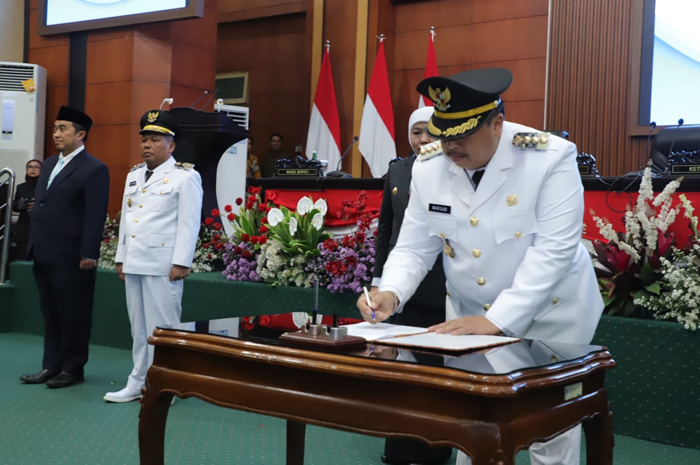 Serah terima jabatan (Sertijab) Purnatugas Pj Bupati Jombang Teguh Narutomo kepada Bupati Jombang Warsubi dan Wakil Bupati Jombang Salmanudin Yazid berjalan lancar, Rabu (5/3) malam