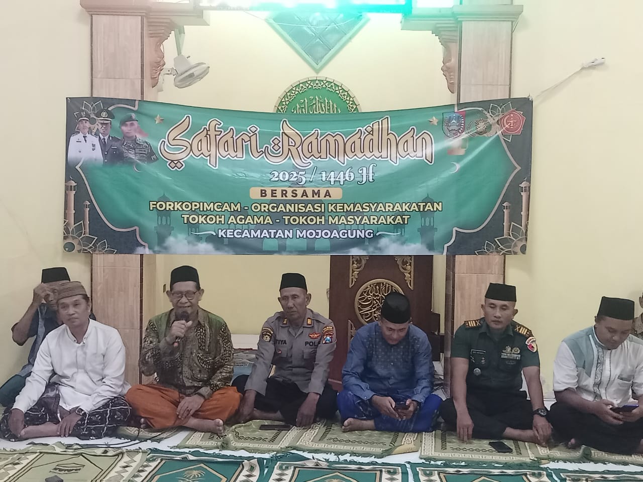 Kepala Desa Karangwinongan Iknan mendampingi jajaran Forkopimcam Mojoagung saat gelaran safari Ramadan di Masjid Walisongo, Dusun Winong Timur.