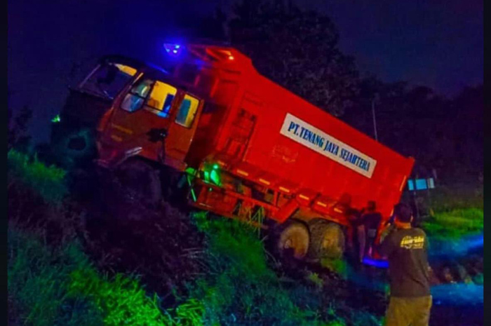 Truk yang jadi korban pelemparan batu di Jalur Provinsi Ploso-Gedeg Jombang