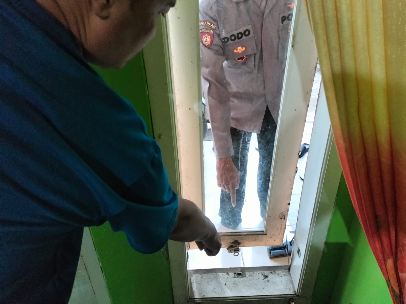 Polisi saat melakukan olah kejadian perkara di rumah perangkat desa yang dibobol maling